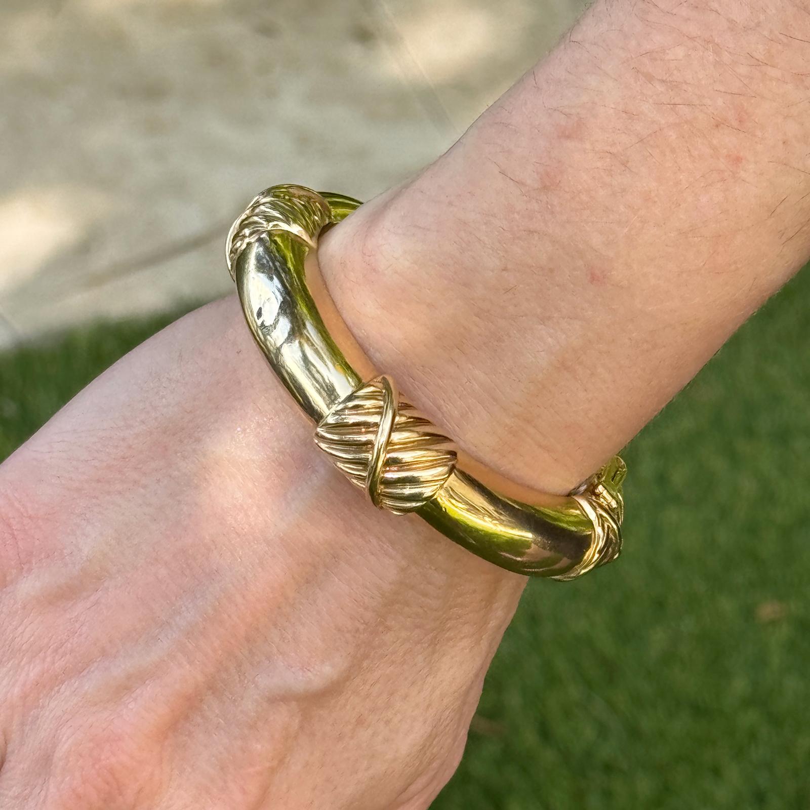 David Webb 18 Karat Ribbed Yellow Gold Hinged Bangle Bracelet