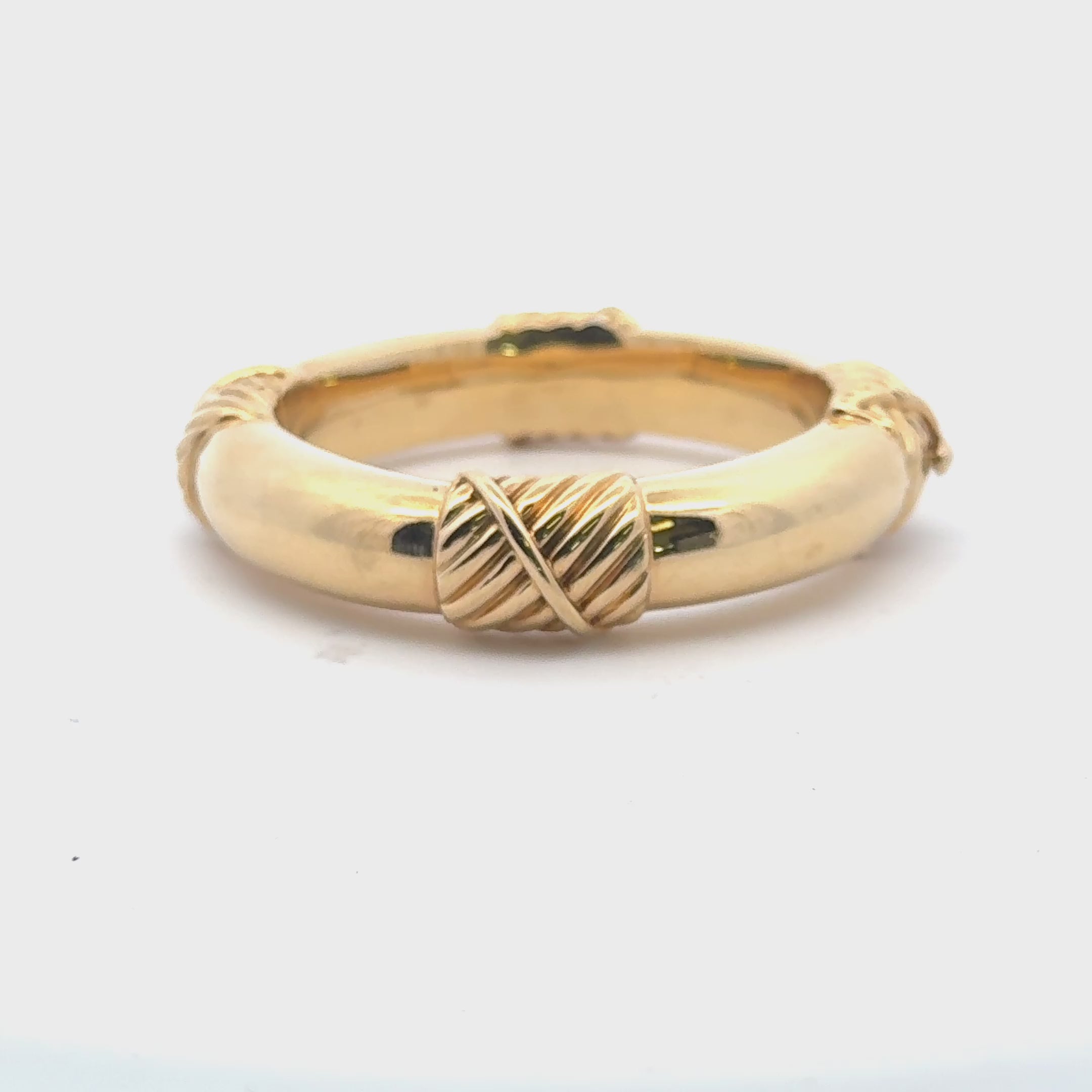 David Webb 18 Karat Ribbed Yellow Gold Hinged Bangle Bracelet