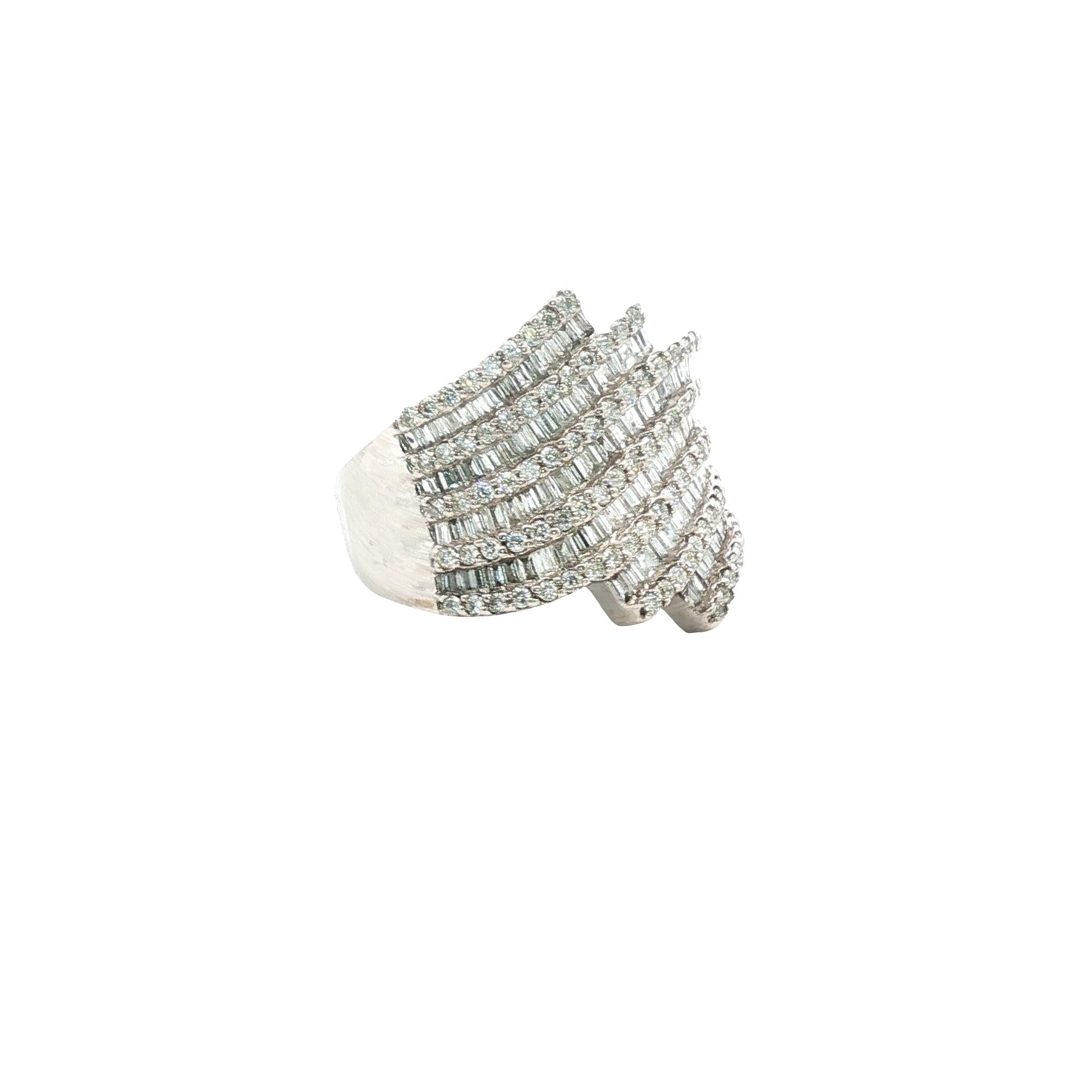 Round Brilliant & Baguette Diamond 18 Karat White Gold Contemporary Ring