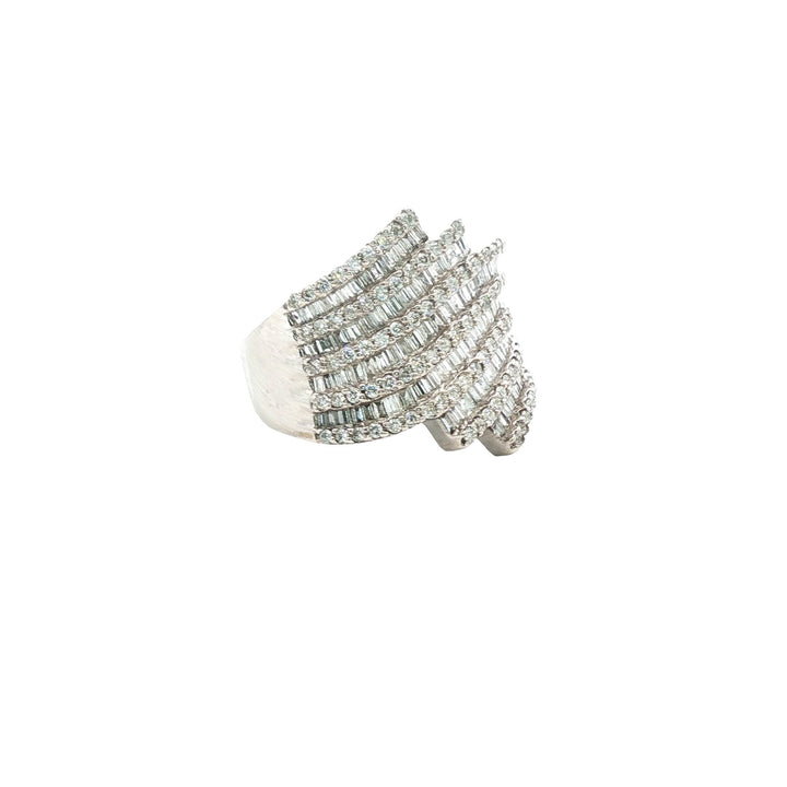 Round Brilliant & Baguette Diamond 18 Karat White Gold Contemporary Ring