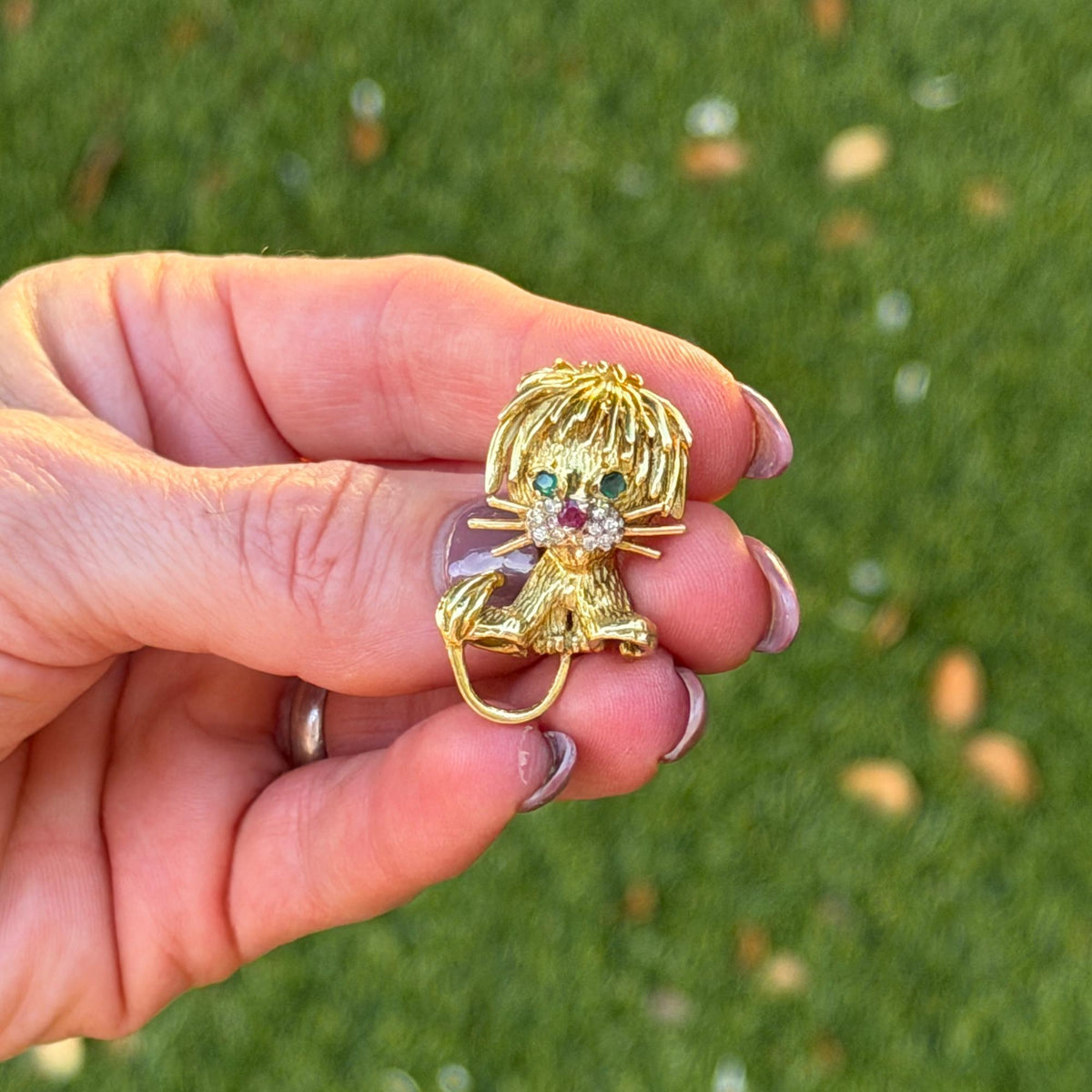 Vintage Honora Lion Cub 18 Karat Yellow Gold Brooch Pin Emerald Ruby Accents