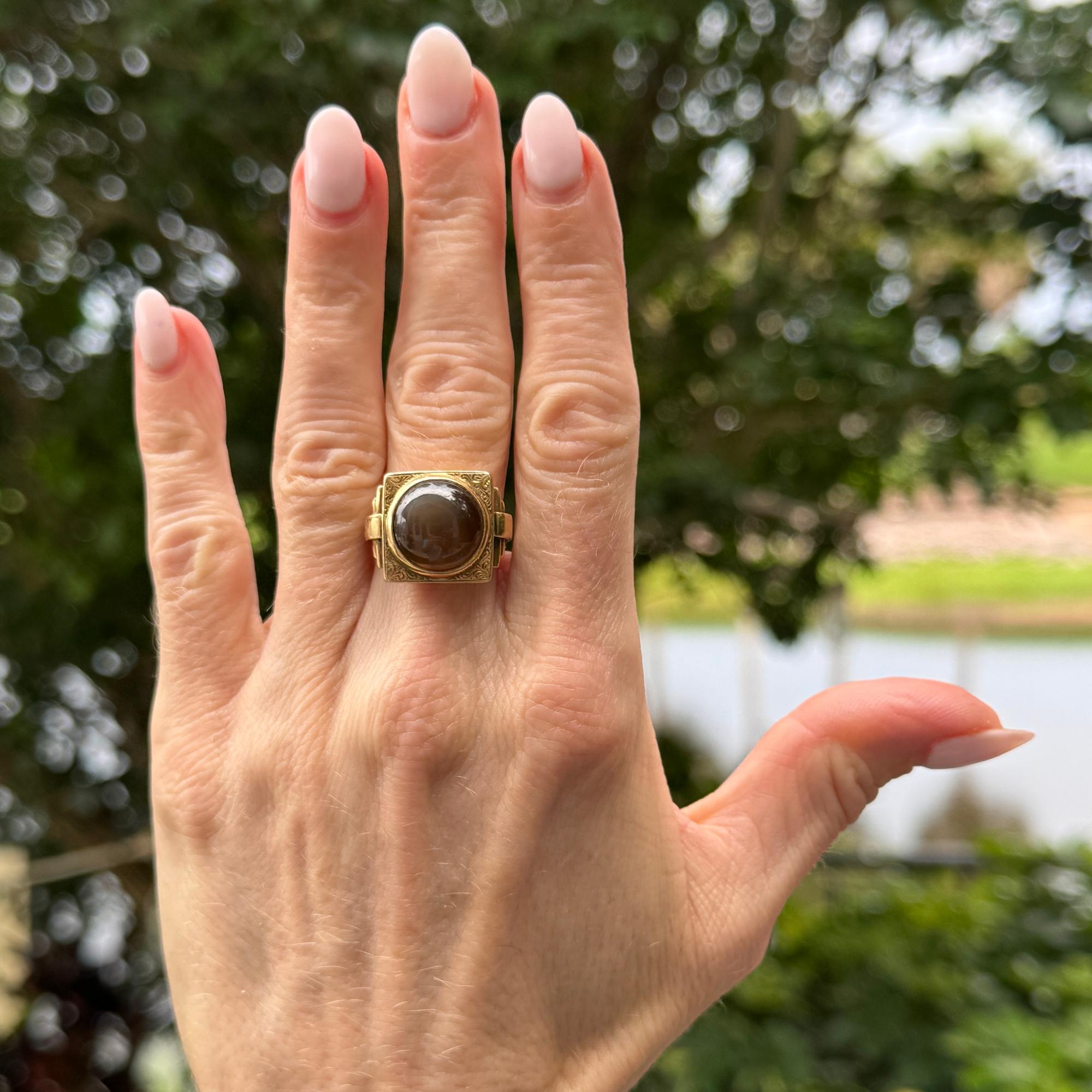 1970's Cats Eye Chrysoberyl 18 Karat Yellow Gold Vintage Ring