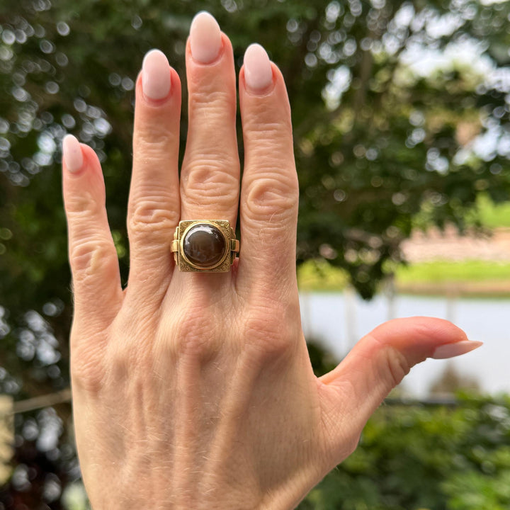 1970's Cats Eye Chrysoberyl 18 Karat Yellow Gold Vintage Ring