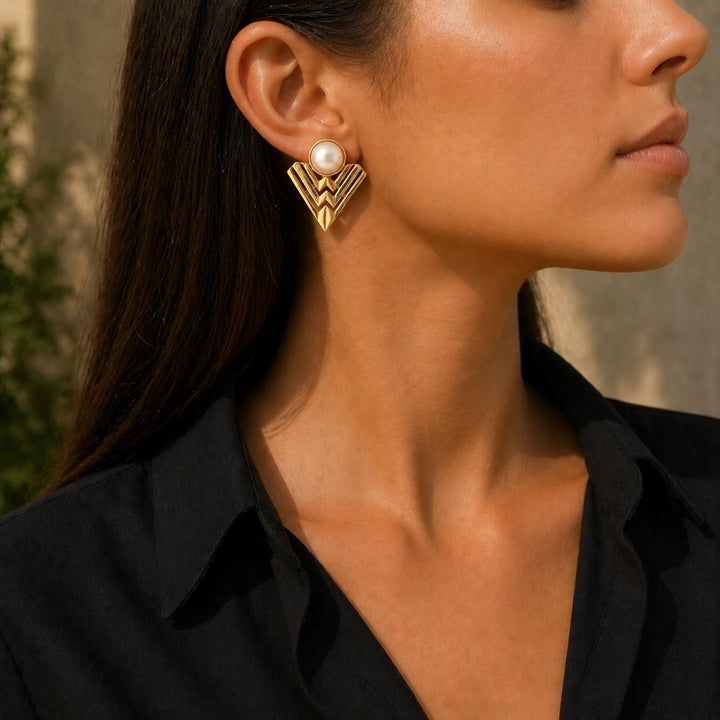 Mabé Pearl 18 Karat Yellow Gold Vintage Arrow Earclip Earrings
