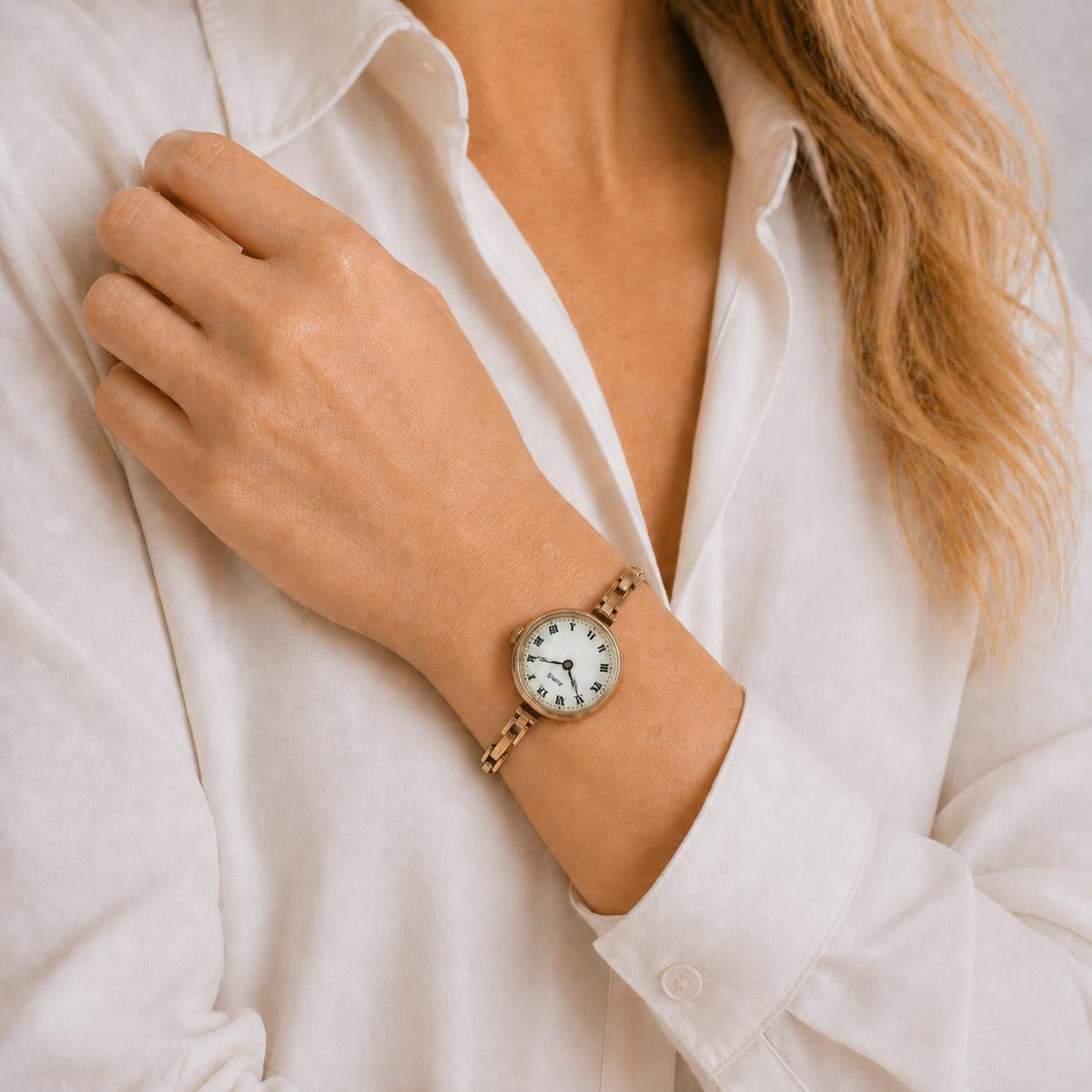 rolex ladies dress watch 9 Karat Yellow Gold Vintage Circa 1930's The Automatic movement operates Color:Black Background/ Metallic Gold Interlocking Circles code__MPF25SH014 Light Pink Bridesmaid Dress