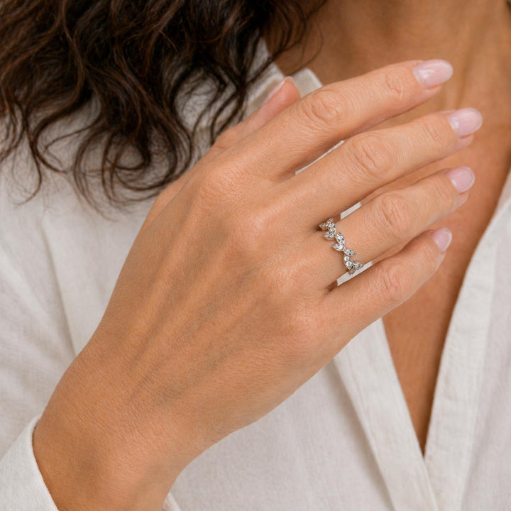 Diamond Leaf Motif Platinum Modern Band Ring Size 6.5
