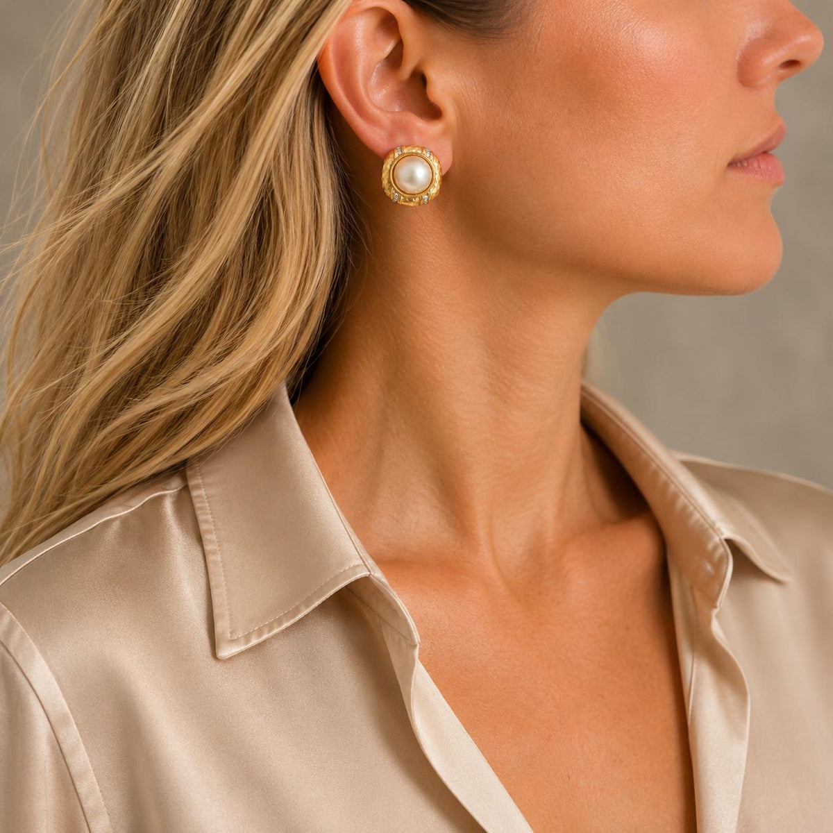 Mabé Pearl Diamond 18 Karat Yellow Gold Vintage Earclip Earrings