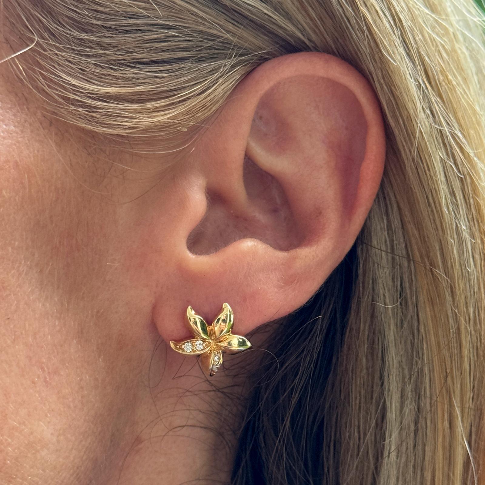 Modern Round Brilliant Diamond 14 Karat Yellow Gold Flower Stud Earrings