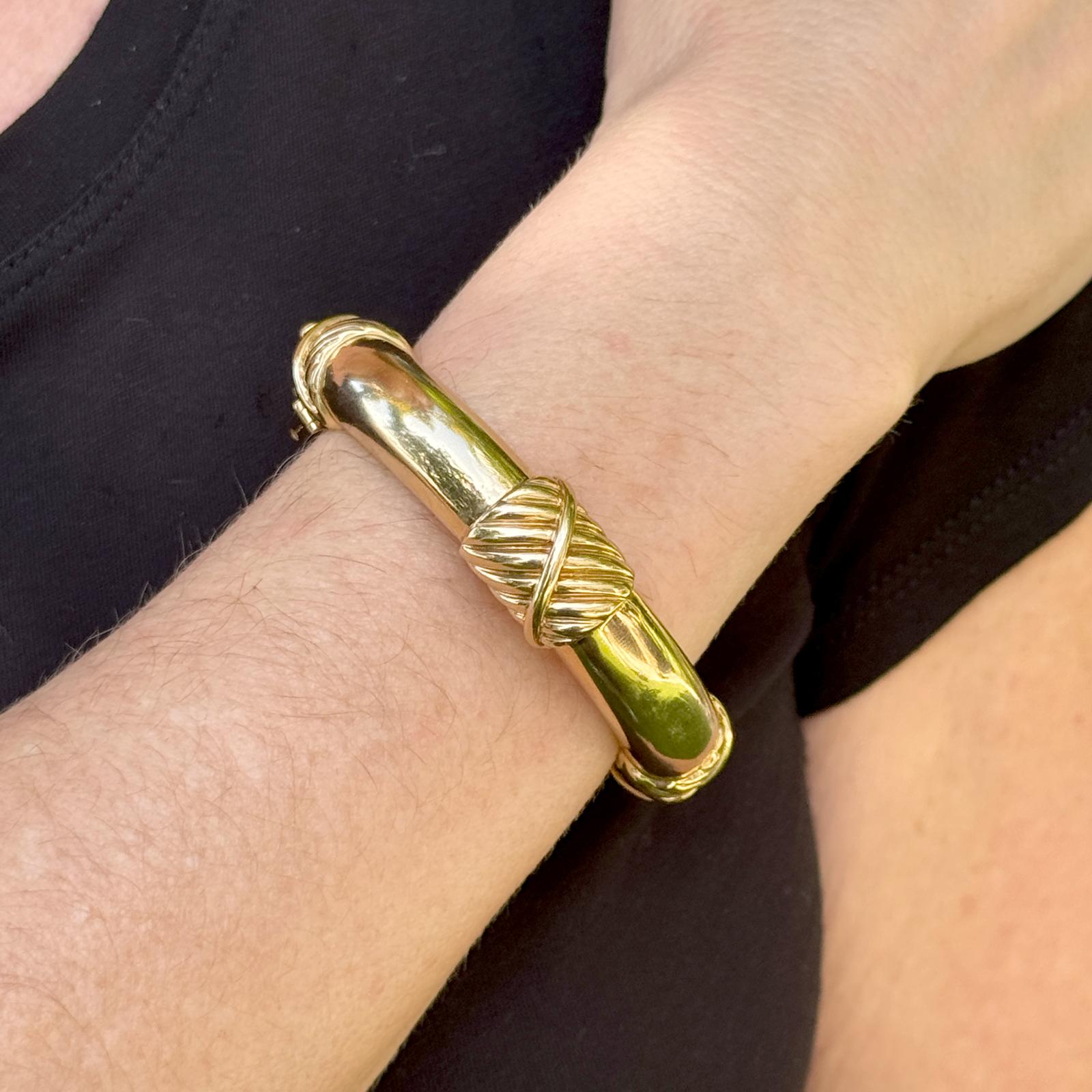 David Webb 18 Karat Ribbed Yellow Gold Hinged Bangle Bracelet