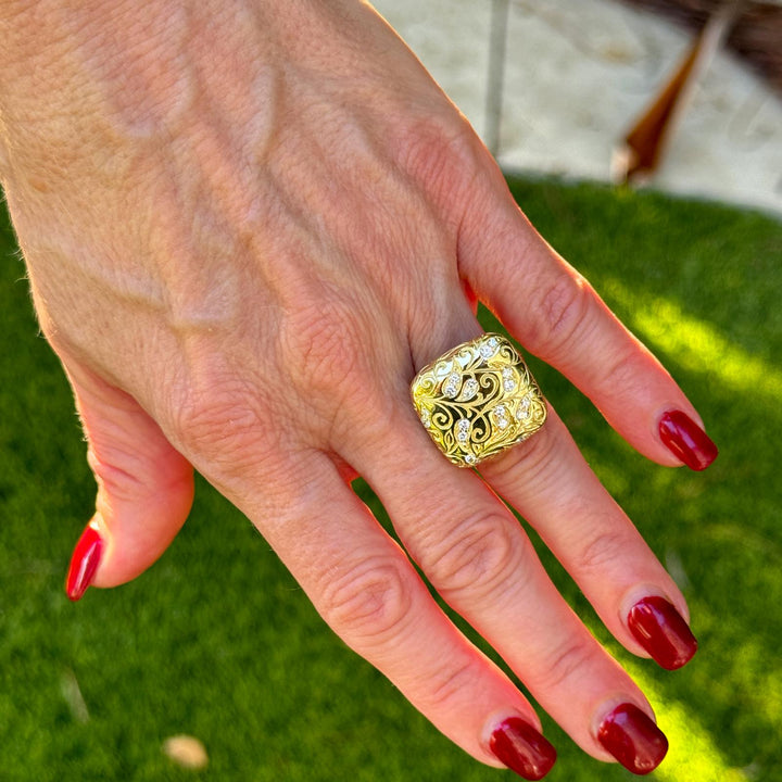 SeidenGang Diamond 18 Karat Yellow Gold Square Top Split Shank Ring