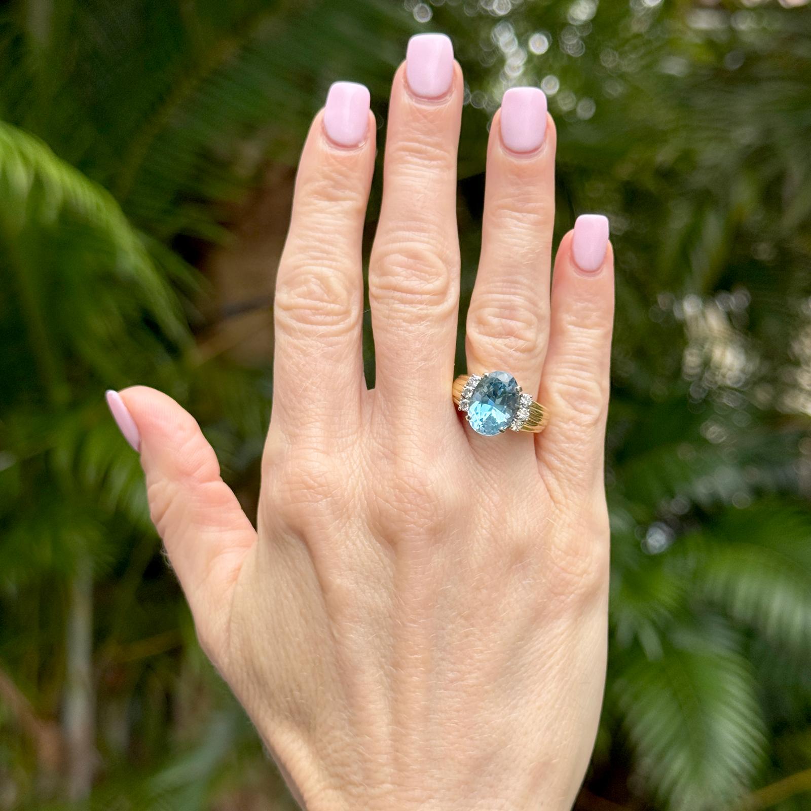 1.50 Carat Emerald Diamond 18 Karat White Gold Modern Cockail Ring