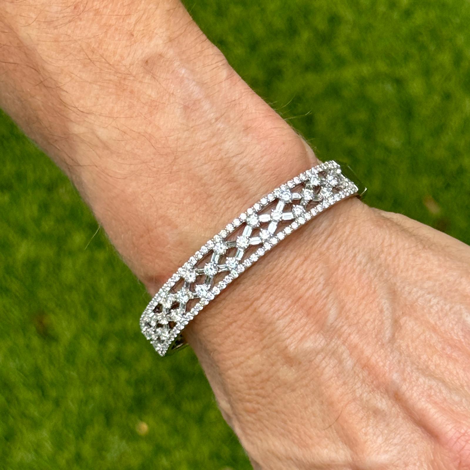 Diamond 18 Karat Whtie Gold Hinged Open Lattice Bangle Bracelet