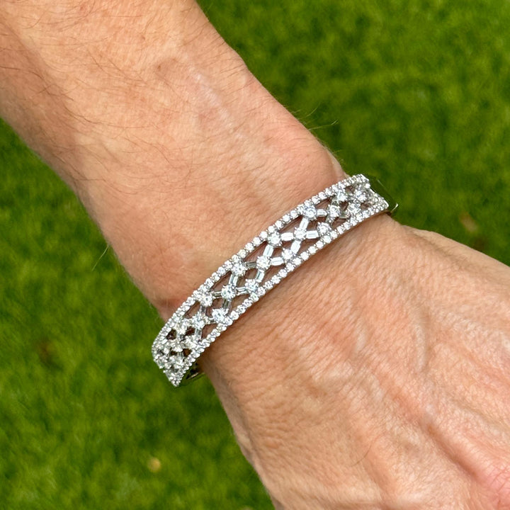 Diamond 18 Karat Whtie Gold Hinged Open Lattice Bangle Bracelet