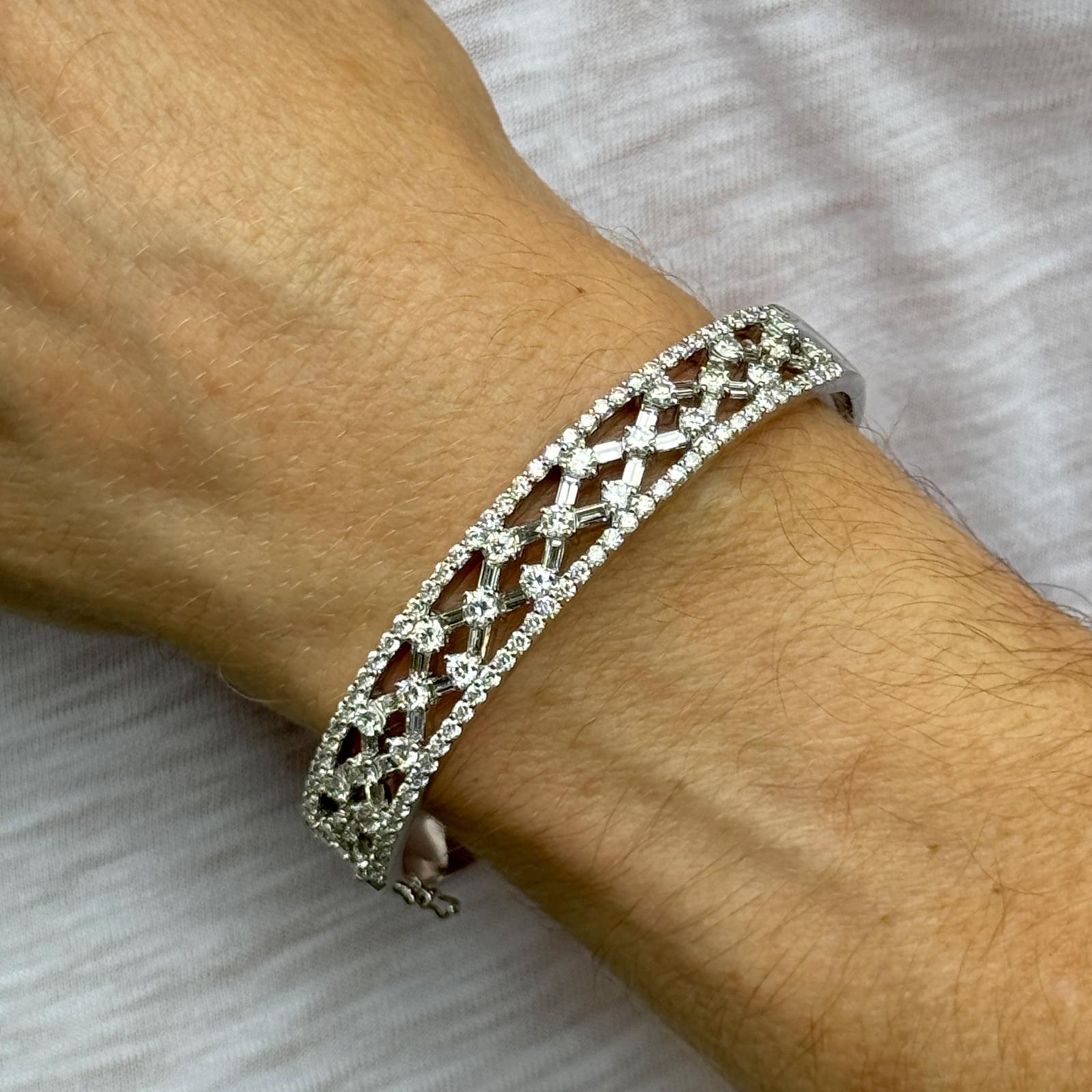 Diamond 18 Karat Whtie Gold Hinged Open Lattice Bangle Bracelet