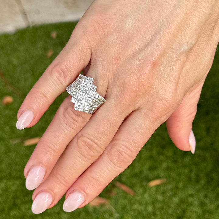 Round Brilliant & Baguette Diamond 18 Karat White Gold Contemporary Ring