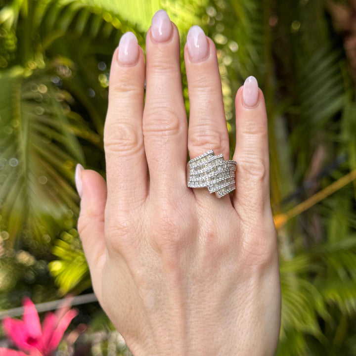 Round Brilliant & Baguette Diamond 18 Karat White Gold Contemporary Ring