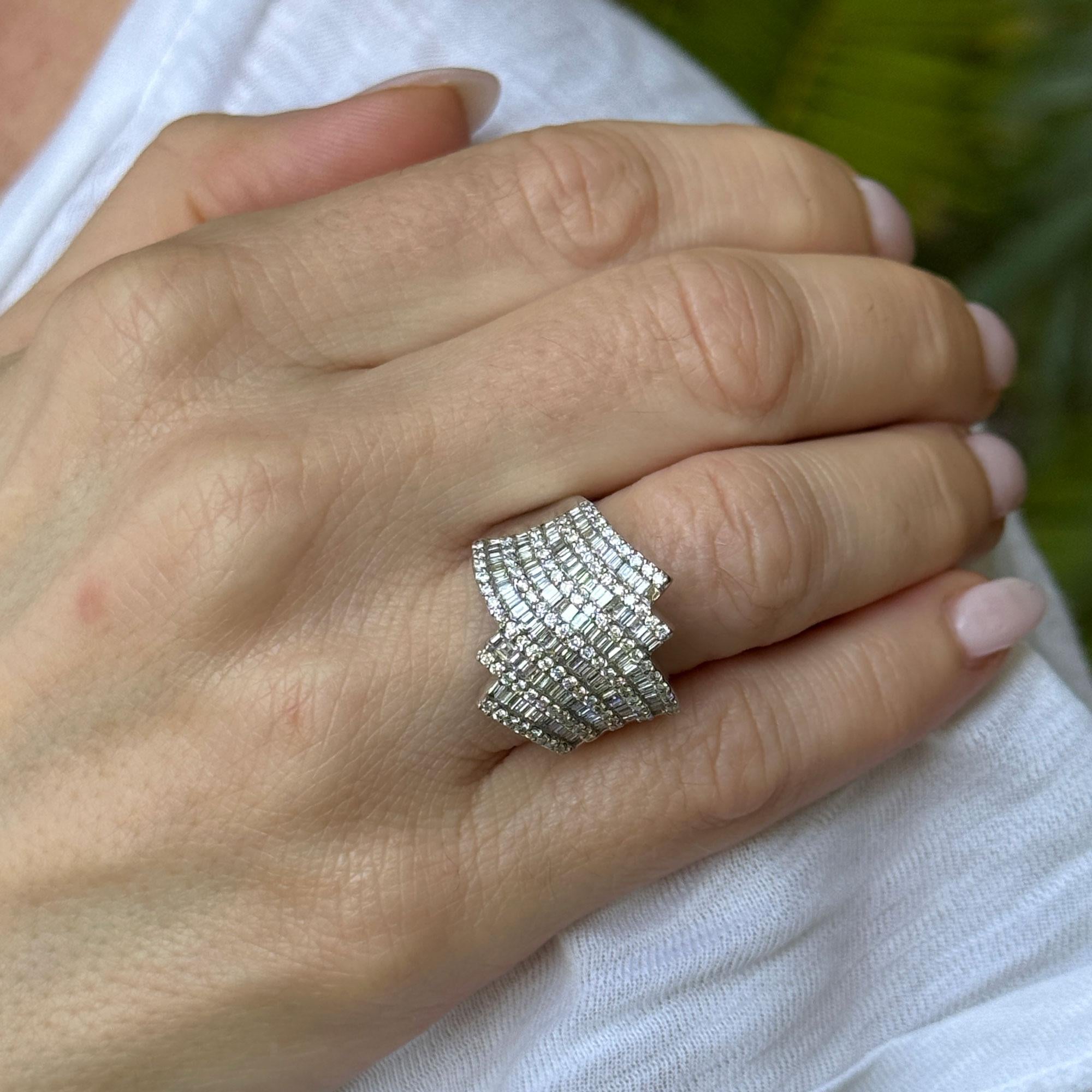 Round Brilliant & Baguette Diamond 18 Karat White Gold Contemporary Ring